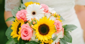 Hãy thử tô điểm sắc vàng rực rỡ với bó hoa cưới hướng dương