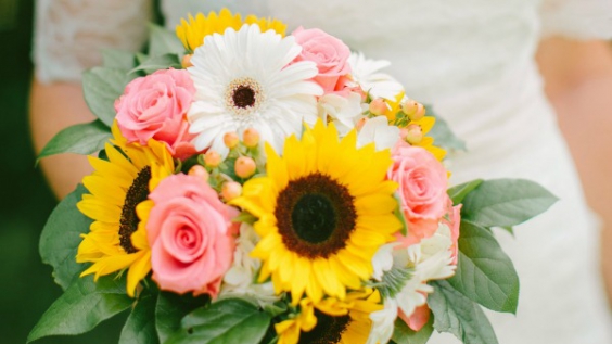 Hãy thử tô điểm sắc vàng rực rỡ với bó hoa cưới hướng dương