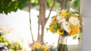 Hoa cưới cô dâu phối hợp màu trắng và vàng lôi cuốn
