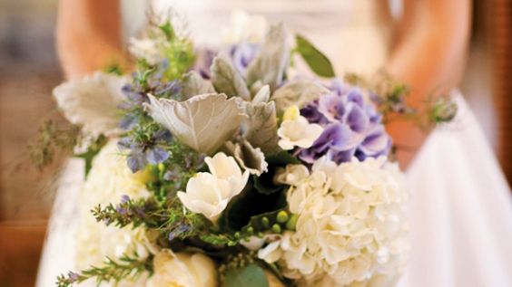 Hoa cưới kết hợp thảo mộc đẹp ấn tượng