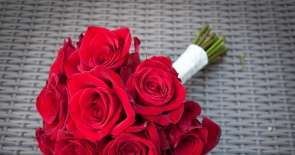 Hoa cưới sắc đỏ cho cô dâu quyến rũ