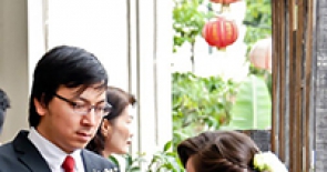 Hoa loa kèn trắng được chọn đặc biệt trong lễ cưới giáo sư Cù Trọng Xoay