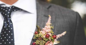 Làm thế nào để chọn hoa cài áo giúp chú rể ấn tượng hơn trong ngày cưới?