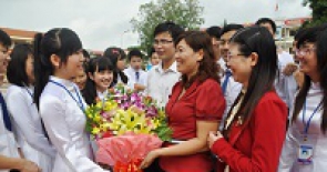 Mừng ngày nhà giáo Việt Nam 20/11 dùng hoa, quà hay phong bì dành tặng những người thầy