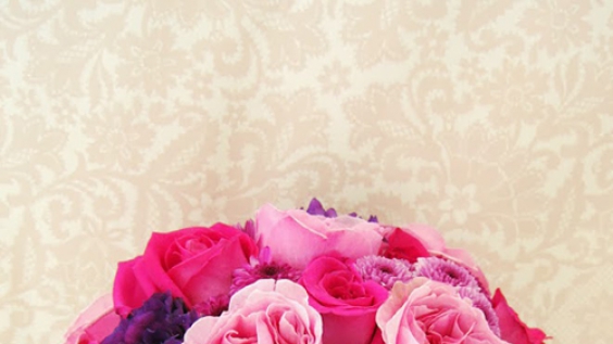 Những mẫu hoa cưới cầm tay hồng và tím cho cô dâu