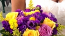 Tự kết hoa cưới với màu sắc đối lập