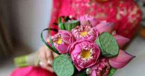 Vẻ đẹp thanh khiết của hoa sen cầm tay cô dâu