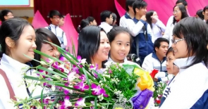 Ý nghĩa ẩn chứa trong việc tặng hoa ngày nhà giáo Việt Nam 20/11 cho thầy cô giáo